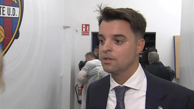 Mikel González atiende a los medios en un pasillo del Ciutat de València tras la suspensión