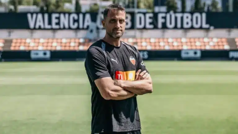 Óscar Sánchez, con los brazos cruzados y la camiseta del Valencia CF, en las instalaciones del club