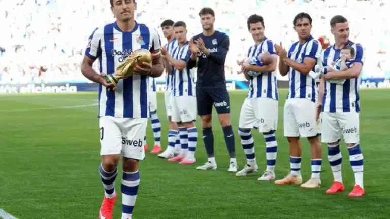 Oyarzabal sostiene el trofeo del Mundial sobre el césped de Anoeta mientras sus compañeros aplauden