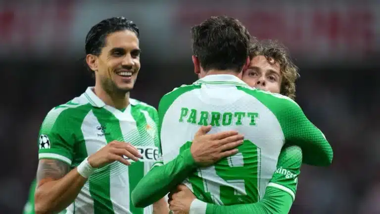 Parrott, de espaldas con el dorsal 19, se abraza con un compañero mientras Bartra sonríe a su lado