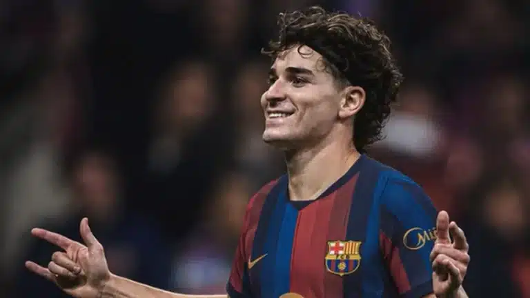 Un jugador de la primera plantilla del FC Barcelona celebra un gol con gesto de pistolas