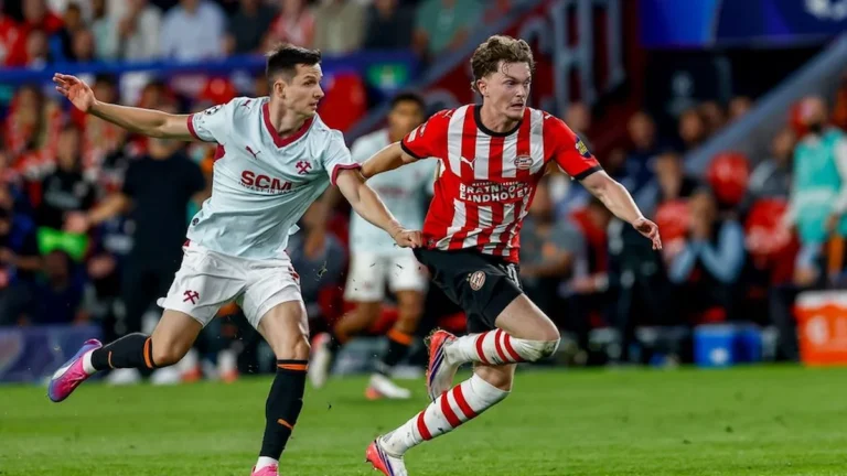 Paul Wanner, del PSV, disputa el balón con un rival del Shakhtar Donetsk en la Champions League