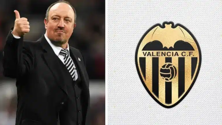 Rafa Benítez sonríe con el pulgar hacia arriba, de traje oscuro, junto al escudo dorado del Valencia CF