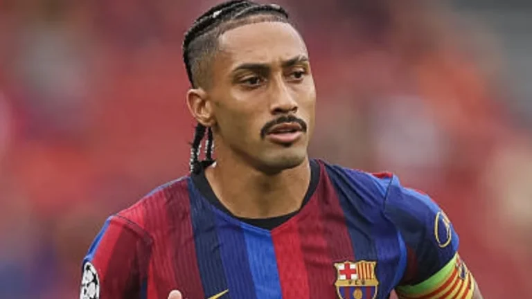 Raphinha, con el brazalete de capitán del Barça, durante un partido con la camiseta azulgrana