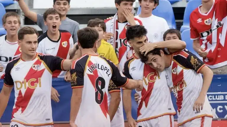 Jugadores del Rayo Vallecano celebran un gol ante su afición en Butarque, con el dorsal 8 de Unai López en primer plano