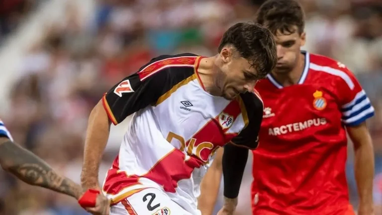 Un jugador del Rayo Vallecano, dorsal 2, se lleva la mano a la cabeza junto a un rival del Espanyol