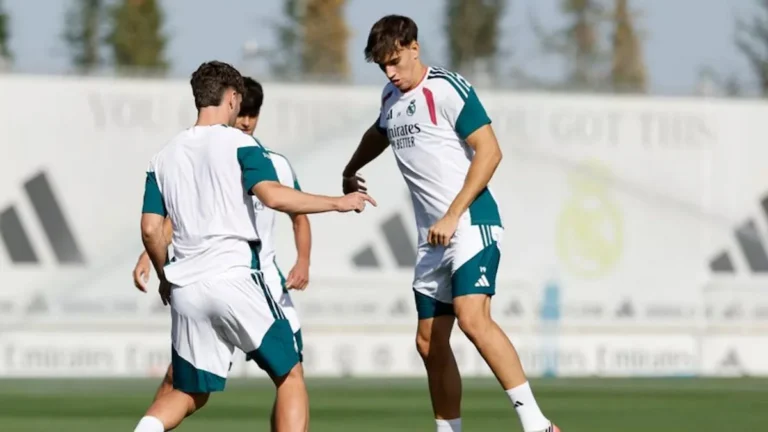 Futbolistas del Real Madrid entrenan un ejercicio táctico sobre el césped de la Ciudad Real Madrid