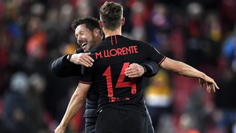 Marcos Llorente abrazado al Cholo Simeone en un partido del Atletico