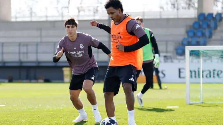Rodrygo con la camiseta del Real Madrid durante un entrenamiento en Valdebebas