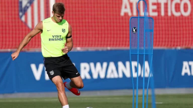 Alexander Sørloth entrena en el césped de la ciudad deportiva de Majadahonda