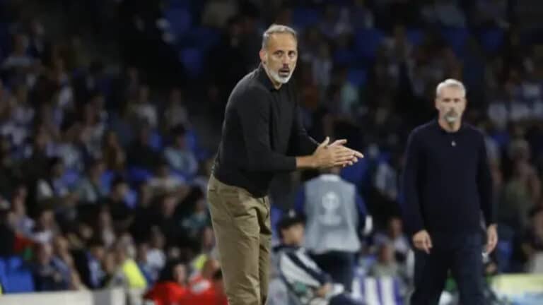 Pellegrino Matarazzo, entrenador de la Real Sociedad, da instrucciones desde la banda durante un partido