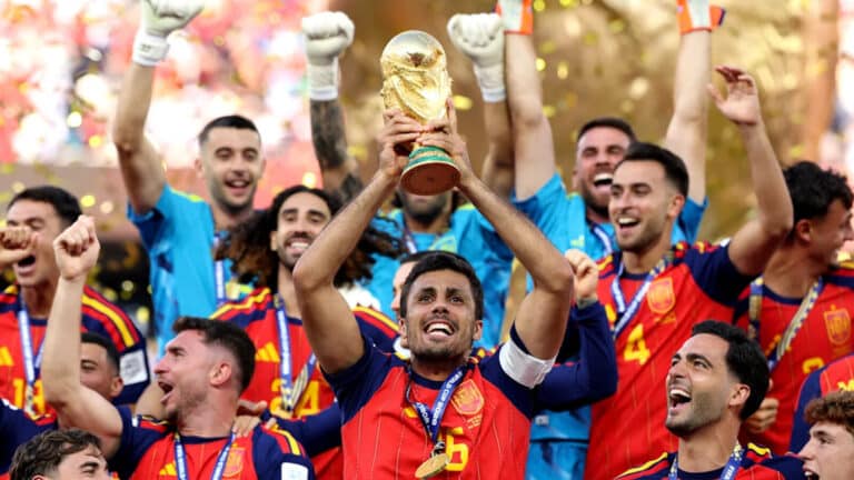Jugadores de la selección española levantando la Copa del Mundo