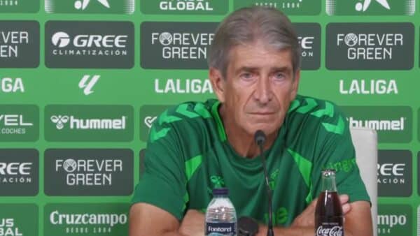 Manuel Pellegrini gesticula en la banda durante un partido del Real Betis