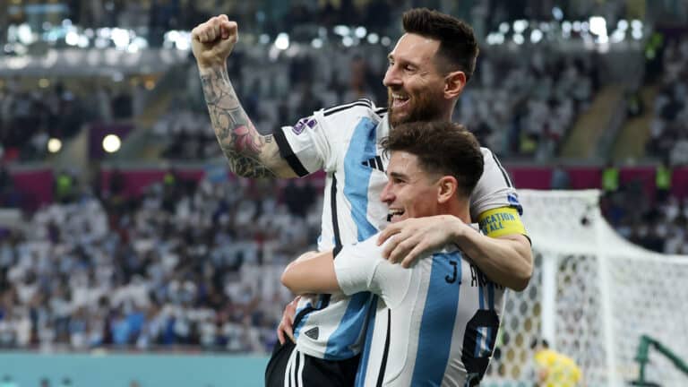 Julián Álvarez y Messi celebran un gol con Argentina en una Copa del Mundo