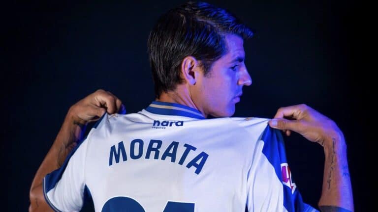 Álvaro Morata, delantero del CD Leganés cedido desde el Como, posando con la camiseta del club madrileño tras un fichaje que ha generado un impacto digital sin precedentes para un equipo de LaLiga Hypermotion
