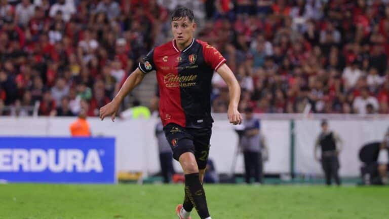 Rodrigo Schlegel, defensa central, conduciendo el balón con la camiseta del Atlas de México