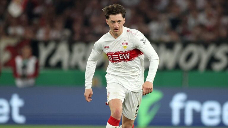 Angelo Stiller, centrocampista del VfB Stuttgart, disputa un balón durante un partido de Champions League
