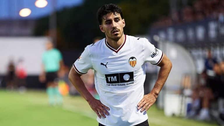 André Almeida, centrocampista portugués del Valencia CF, llega cedido al Racing de Santander en el último día del mercado, después de semanas de negociación frustrada entre el Valencia y el Celta de Vigo
