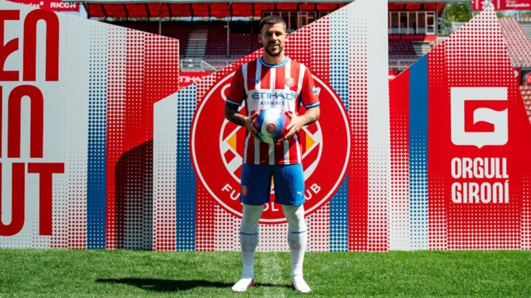 Carles Pérez, extremo catalán de 28 años, posa como nuevo jugador del Girona FC tras rescindir su contrato con el RC Celta de Vigo y firmar por una temporada con el club de Montilivi