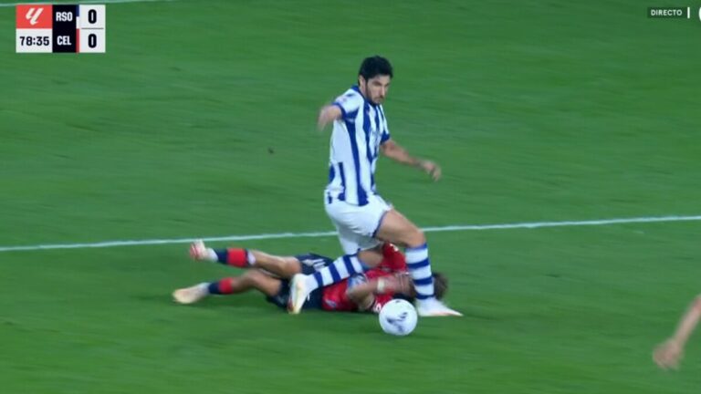 Gonçalo Guedes, extremo de la Real Sociedad, es agarrado dentro del área por Álvaro Núñez del Celta de Vigo en una acción que el árbitro y el VAR no señalaron como penalti en el empate 0-0 de Anoeta