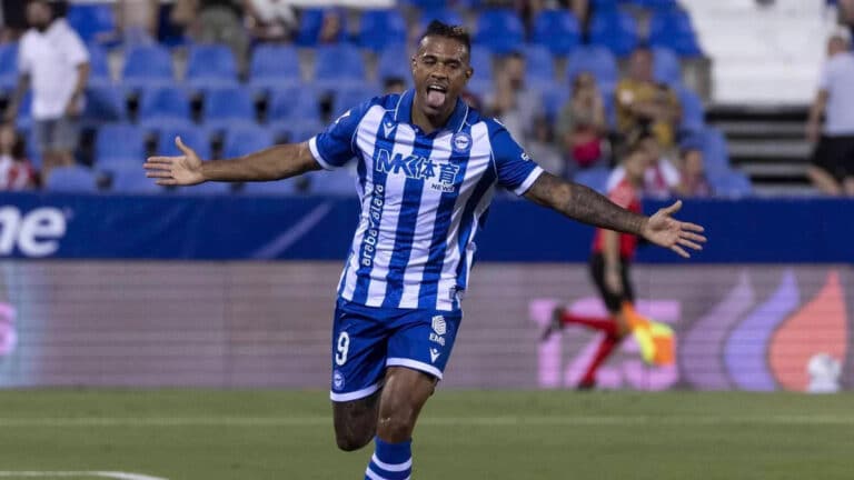 Mariano Díaz, delantero dominicano del Deportivo Alavés, celebra su gol ante Osasuna en su primera titularidad de la temporada, en la que también dio una asistencia en los 71 minutos que estuvo sobre el césped