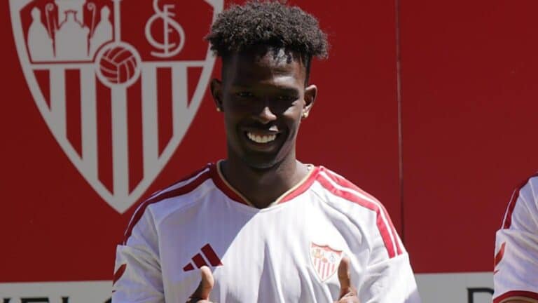 Félix Correia, extremo portugués del Sevilla FC recién incorporado, es apuntado como titular ante el Valencia por seis medios pese a no haber debutado todavía y a las advertencias de Luis García Plaza sobre su estado físico