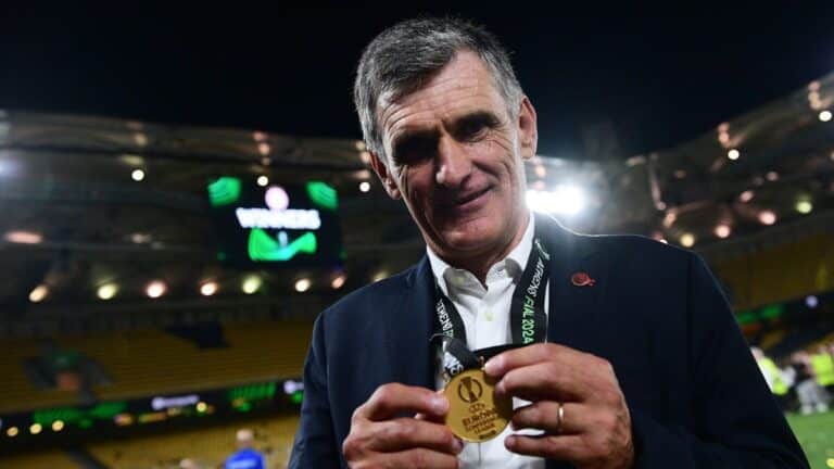 José Luis Mendilibar, entrenador vasco de Zaldibar, ha sido destituido del Olympiacos tras tres jornadas de la liga griega, quedando libre en un momento en que el Elche CF busca alternativas a Martín Anselmi