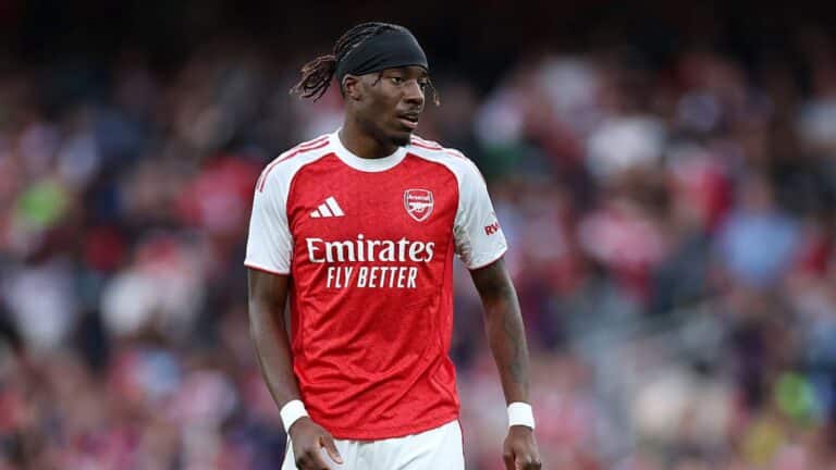 Noni Madueke, con la camiseta del Arsenal, durante un partido de esta temporada
