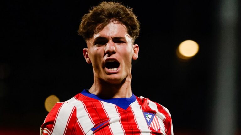 Miguel Cubo celebra un gol con la camiseta del Atlético Madrileño
