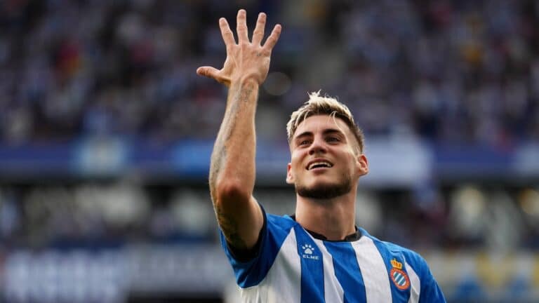 Roberto Fernández celebra un gol con el Espanyol durante un partido