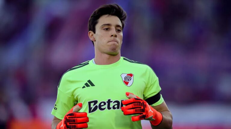Santiago Beltrán, portero de River Plate, con la camiseta del club durante un partido