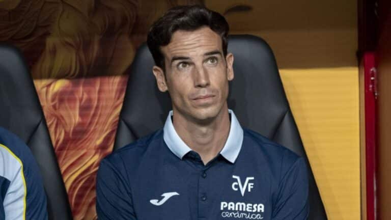 Íñigo Pérez, con el chándal del Villarreal, en el banquillo.