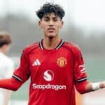 JJ Gabriel celebra un gol con la camiseta del Manchester United