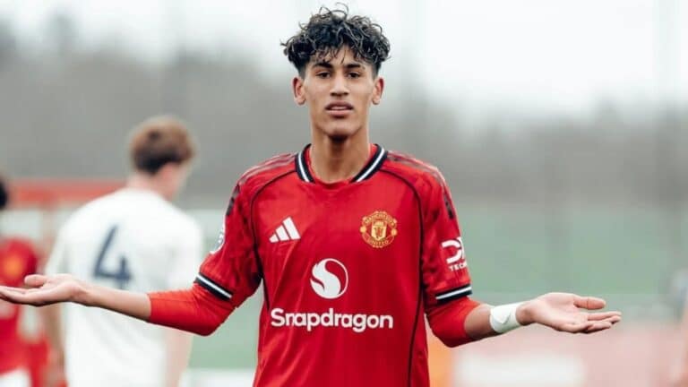 JJ Gabriel celebra un gol con la camiseta del Manchester United