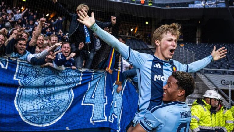 Bo Hegland celebra un gol con la camiseta del Djurgården en un partido de la Allsvenskan