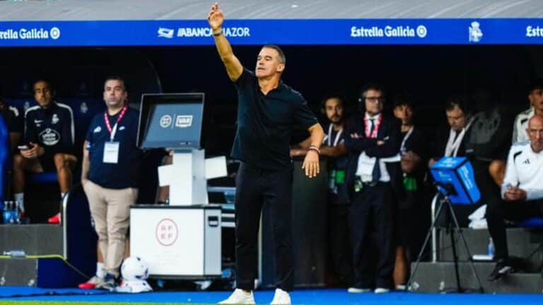 Luis García Plaza, entrenador del Sevilla FC, gesticula desde la banda durante un partido de LaLiga