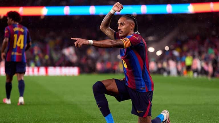 Raphinha celebra un gol con la camiseta del FC Barcelona durante un partido