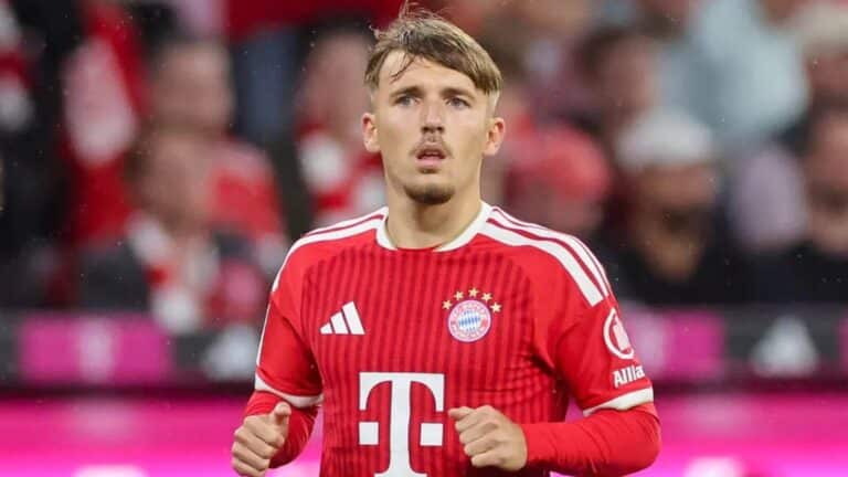 Lennart Karl con la camiseta del Bayern de Múnich durante un partido
