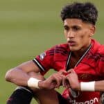 JJ Gabriel con la camiseta del Manchester United