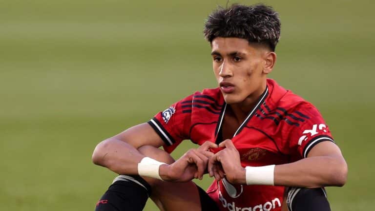 JJ Gabriel con la camiseta del Manchester United