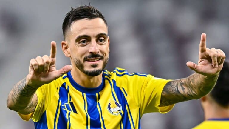 Joselu, delantero español, en primer plano durante un partido