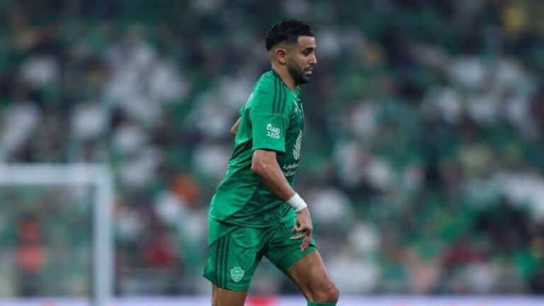 Alt: Riyad Mahrez, extremo argelino de 35 años, libre tras tres temporadas en Al Ahli de Arabia Saudí, es del interés del Real Club Deportivo de A Coruña como posible fichaje a coste cero