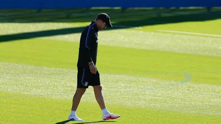 Diego Simeone dirige un entrenamiento del Atlético de Madrid