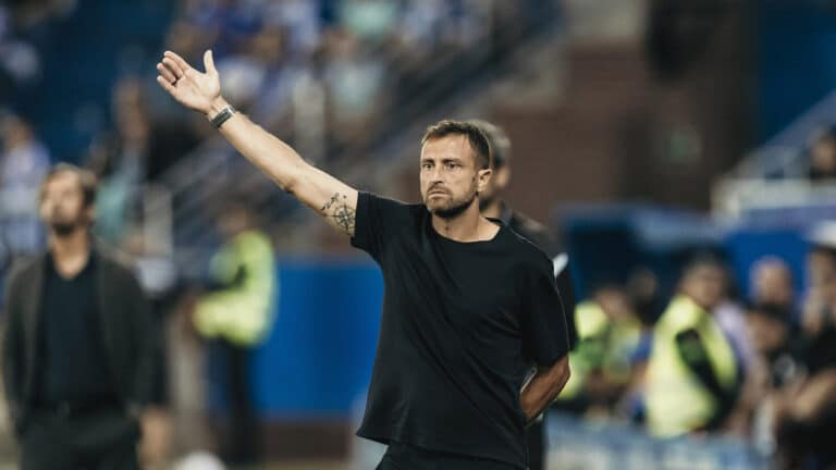 Óscar Sánchez, entrenador interino del Valencia, da instrucciones en la banda