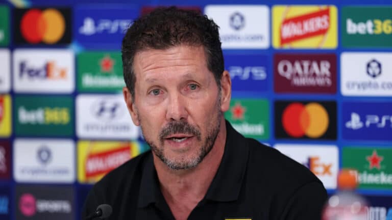 Diego Simeone gesticula durante una rueda de prensa con la equipación del Atlético de Madrid