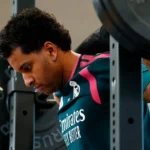 Rodrygo entrena con material de fuerza en el gimnasio con la camiseta del Real Madrid