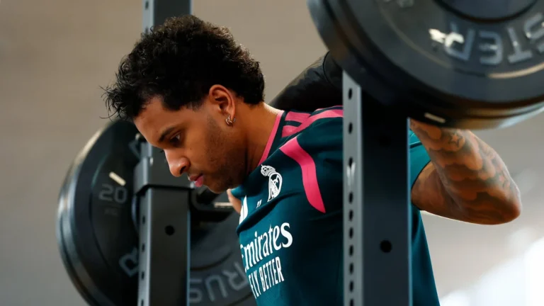 Rodrygo entrena con material de fuerza en el gimnasio con la camiseta del Real Madrid