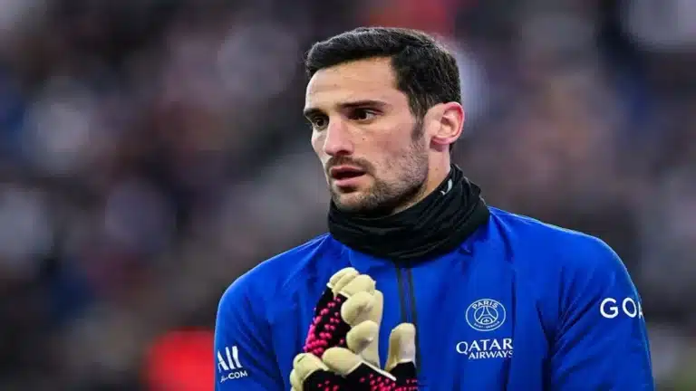 Sergio Rico, con la camiseta de portero del PSG, calienta antes de un partido