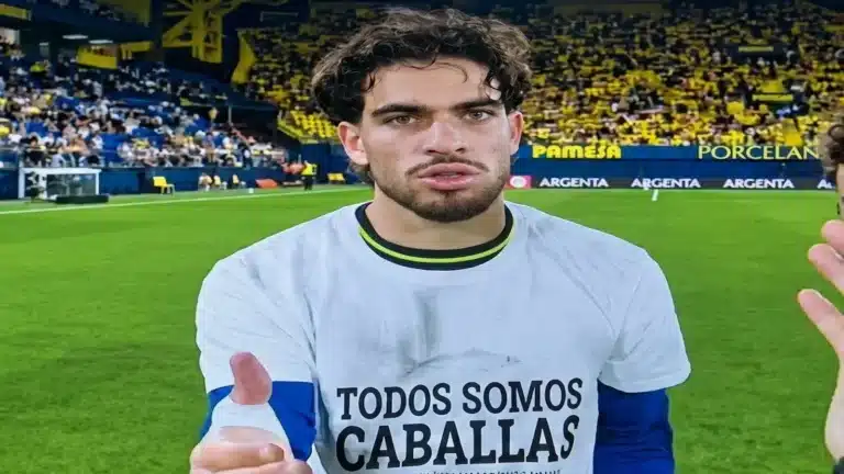 Futbolista del Villarreal viste la camiseta blanca «Todos somos caballas» antes del duelo ante el Betis