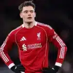 Florian Wirtz, con las manos en la cintura y gesto contrariado, durante el Liverpool-Fulham en Anfield